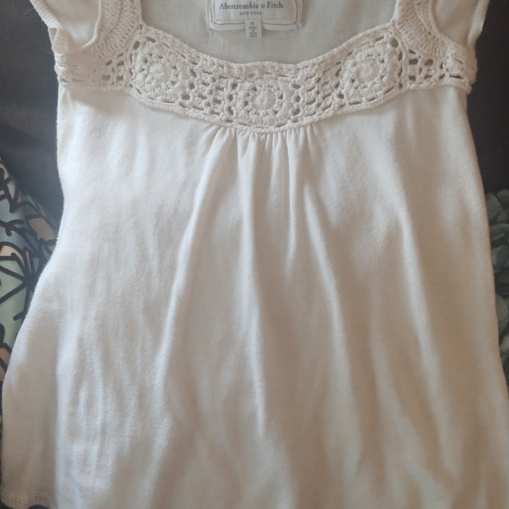 Abercrombie & Fitch top med
